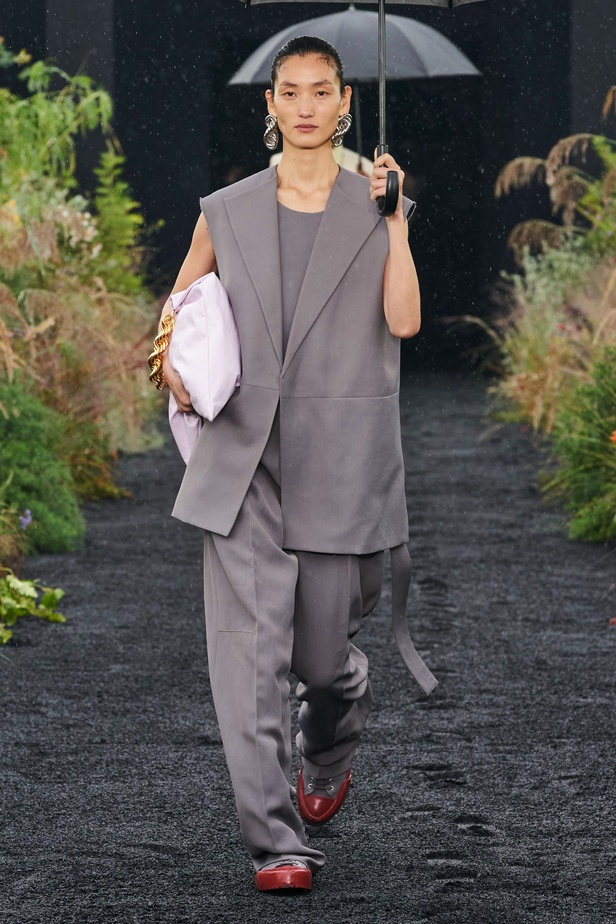  مجموعة Jil Sander لربيع وصيف 2023 لمسة البريق المناسبة للإطلالة العملية 