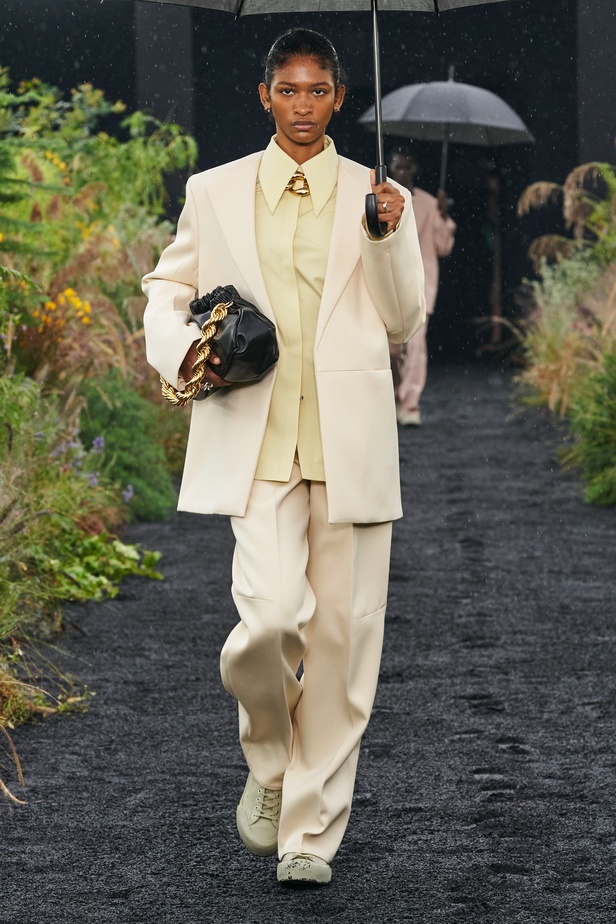  مجموعة Jil Sander لربيع وصيف 2023 لمسة البريق المناسبة للإطلالة العملية 