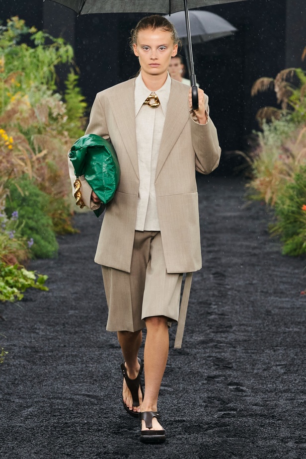  مجموعة Jil Sander لربيع وصيف 2023 لمسة البريق المناسبة للإطلالة العملية 