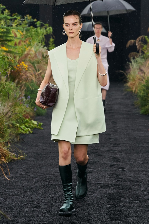  مجموعة Jil Sander لربيع وصيف 2023 لمسة البريق المناسبة للإطلالة العملية 