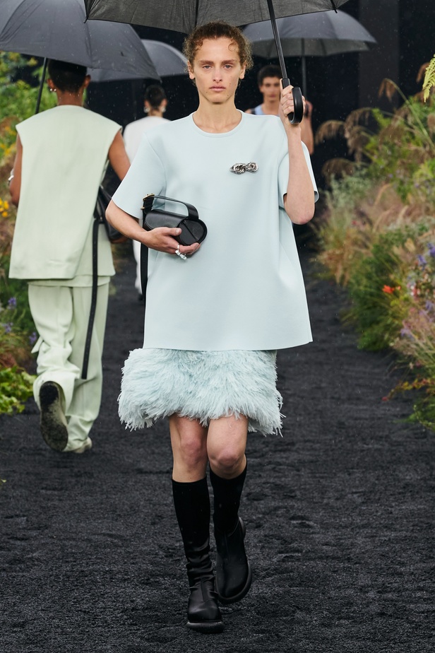  مجموعة Jil Sander لربيع وصيف 2023 لمسة البريق المناسبة للإطلالة العملية 