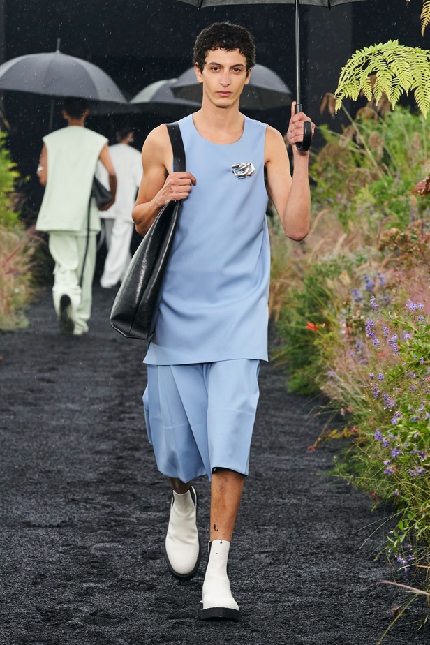  مجموعة Jil Sander لربيع وصيف 2023 لمسة البريق المناسبة للإطلالة العملية 