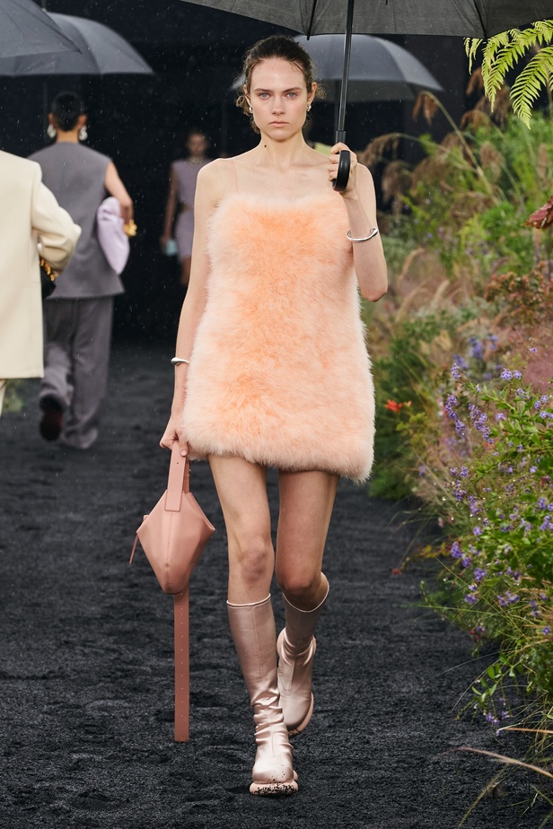  مجموعة Jil Sander لربيع وصيف 2023 لمسة البريق المناسبة للإطلالة العملية 