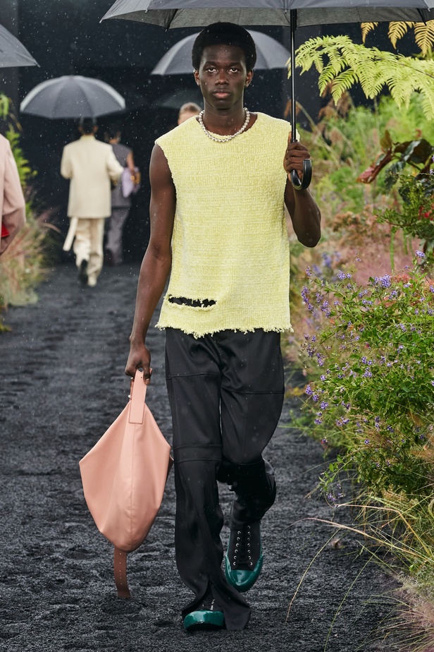  مجموعة Jil Sander لربيع وصيف 2023 لمسة البريق المناسبة للإطلالة العملية 