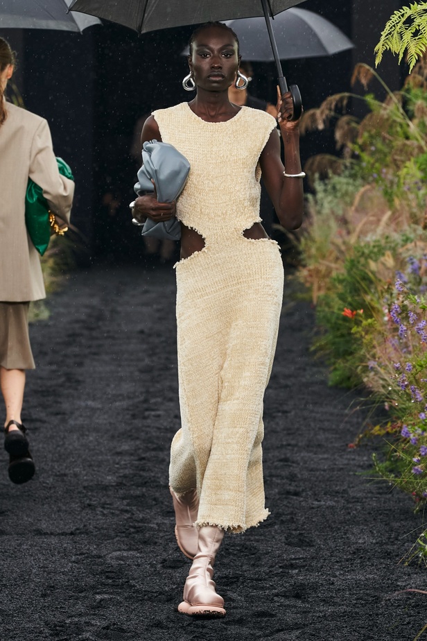  مجموعة Jil Sander لربيع وصيف 2023 لمسة البريق المناسبة للإطلالة العملية 