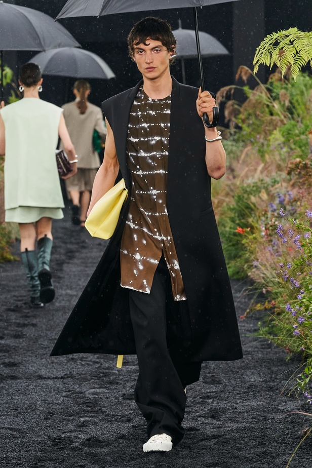  مجموعة Jil Sander لربيع وصيف 2023 لمسة البريق المناسبة للإطلالة العملية 