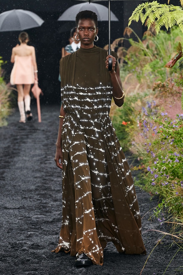  مجموعة Jil Sander لربيع وصيف 2023 لمسة البريق المناسبة للإطلالة العملية 