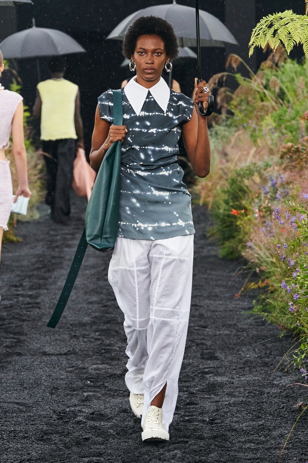  مجموعة Jil Sander لربيع وصيف 2023 لمسة البريق المناسبة للإطلالة العملية 