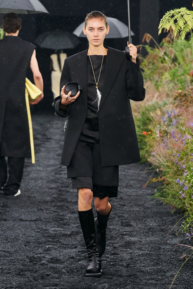  مجموعة Jil Sander لربيع وصيف 2023 لمسة البريق المناسبة للإطلالة العملية 