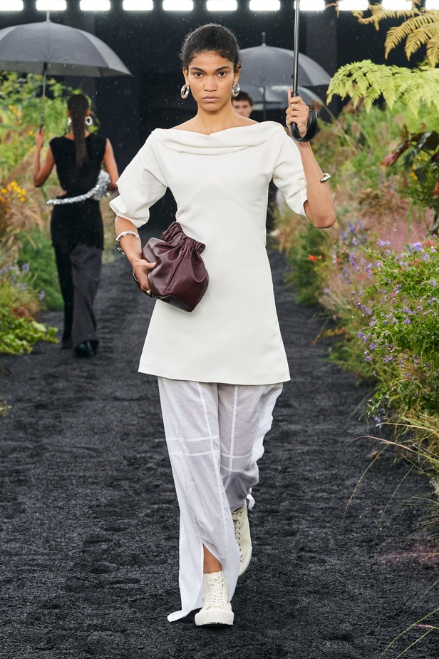  مجموعة Jil Sander لربيع وصيف 2023 لمسة البريق المناسبة للإطلالة العملية 