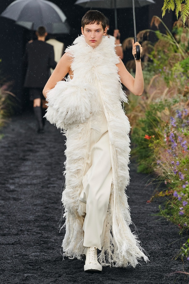  مجموعة Jil Sander لربيع وصيف 2023 لمسة البريق المناسبة للإطلالة العملية 