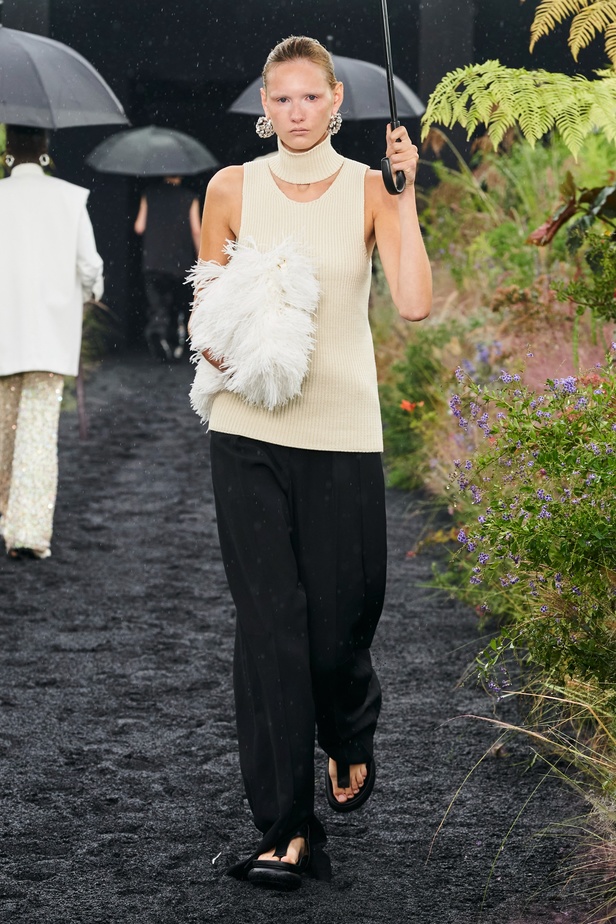  مجموعة Jil Sander لربيع وصيف 2023 لمسة البريق المناسبة للإطلالة العملية 