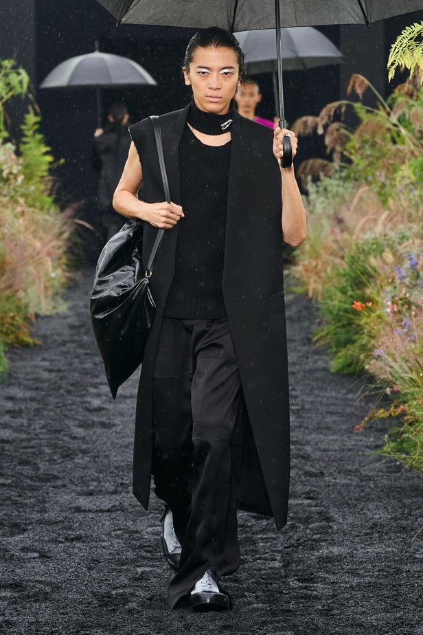  مجموعة Jil Sander لربيع وصيف 2023 لمسة البريق المناسبة للإطلالة العملية 