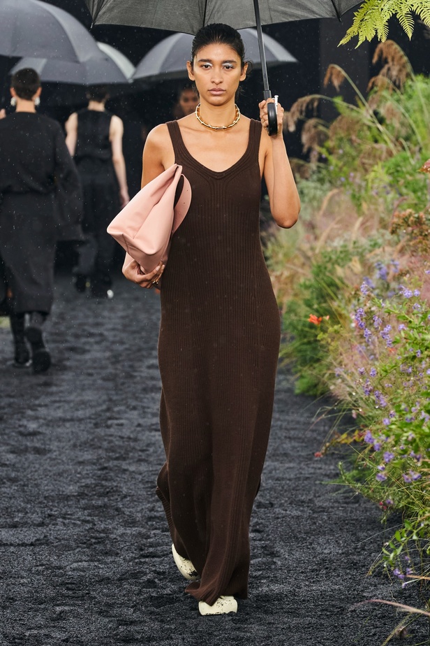  مجموعة Jil Sander لربيع وصيف 2023 لمسة البريق المناسبة للإطلالة العملية 