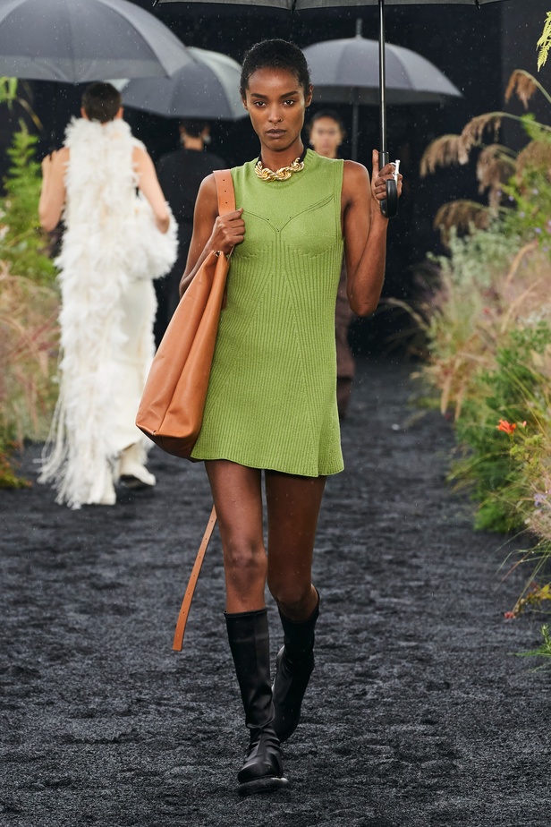  مجموعة Jil Sander لربيع وصيف 2023 لمسة البريق المناسبة للإطلالة العملية 