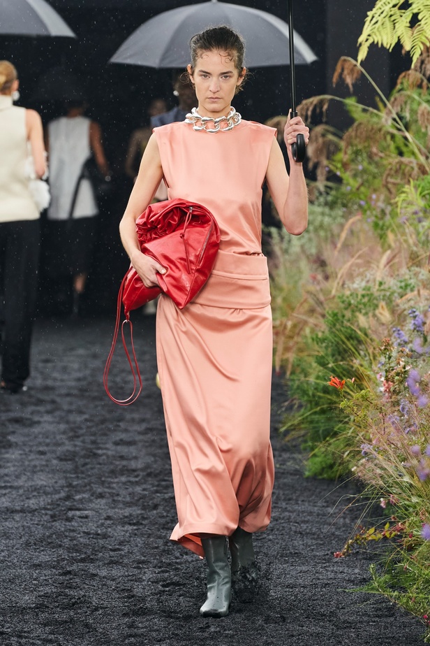  مجموعة Jil Sander لربيع وصيف 2023 لمسة البريق المناسبة للإطلالة العملية 