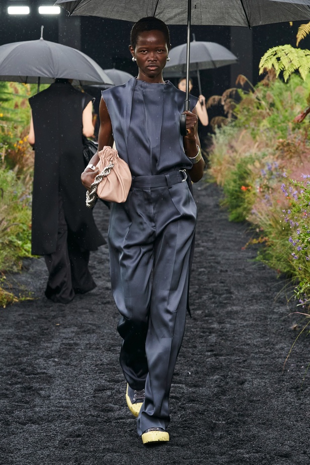  مجموعة Jil Sander لربيع وصيف 2023 لمسة البريق المناسبة للإطلالة العملية 