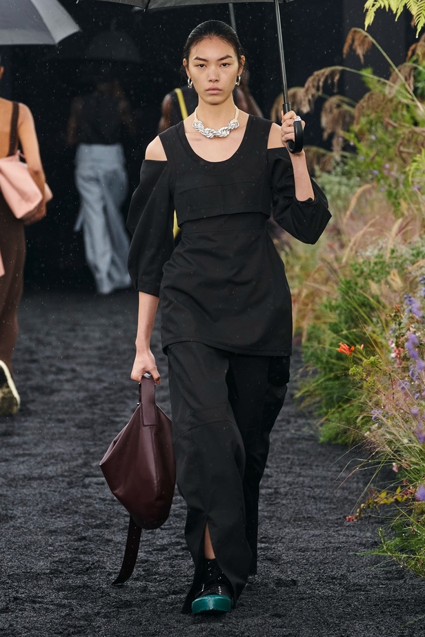  مجموعة Jil Sander لربيع وصيف 2023 لمسة البريق المناسبة للإطلالة العملية 