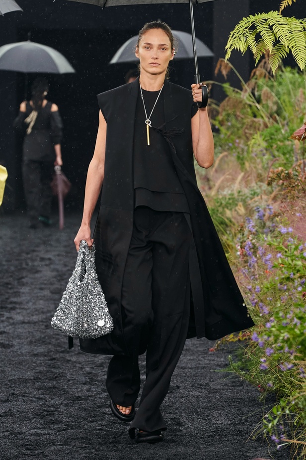  مجموعة Jil Sander لربيع وصيف 2023 لمسة البريق المناسبة للإطلالة العملية 