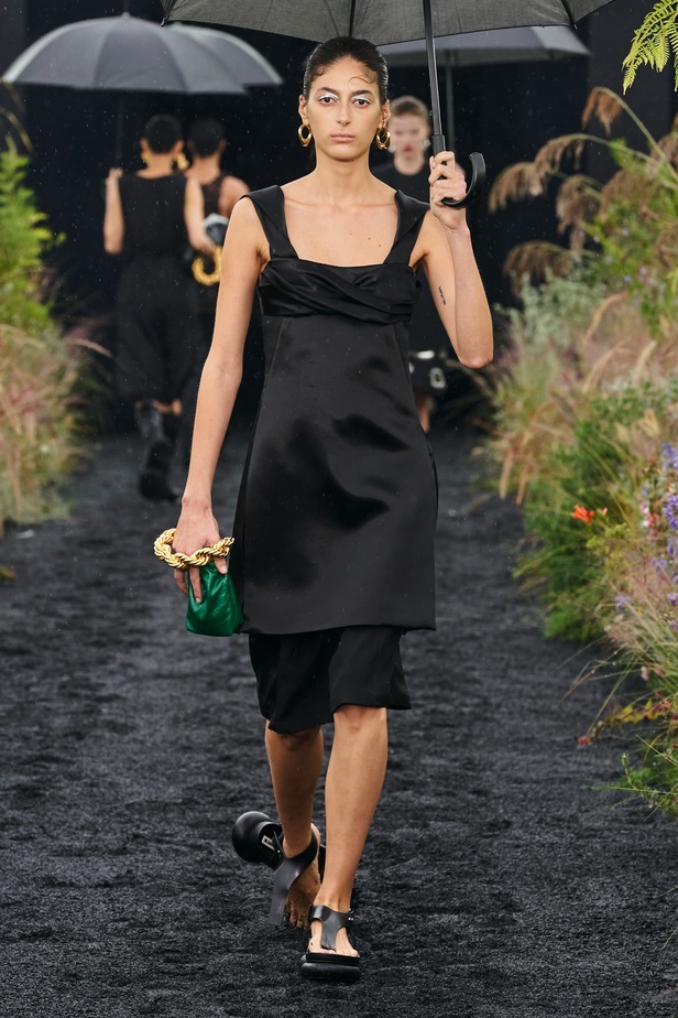  مجموعة Jil Sander لربيع وصيف 2023 لمسة البريق المناسبة للإطلالة العملية 