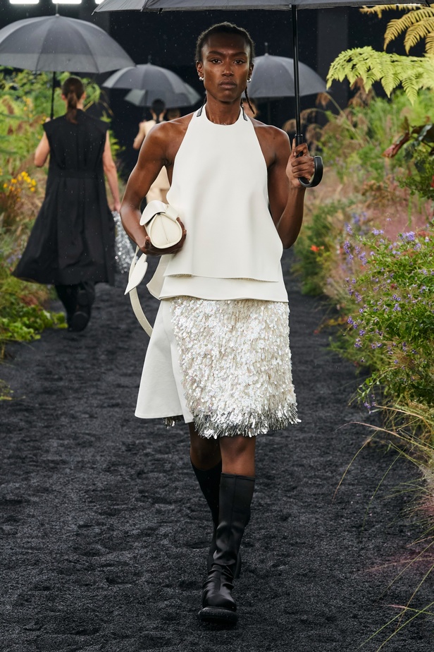  مجموعة Jil Sander لربيع وصيف 2023 لمسة البريق المناسبة للإطلالة العملية 