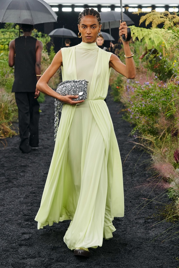  مجموعة Jil Sander لربيع وصيف 2023 لمسة البريق المناسبة للإطلالة العملية 