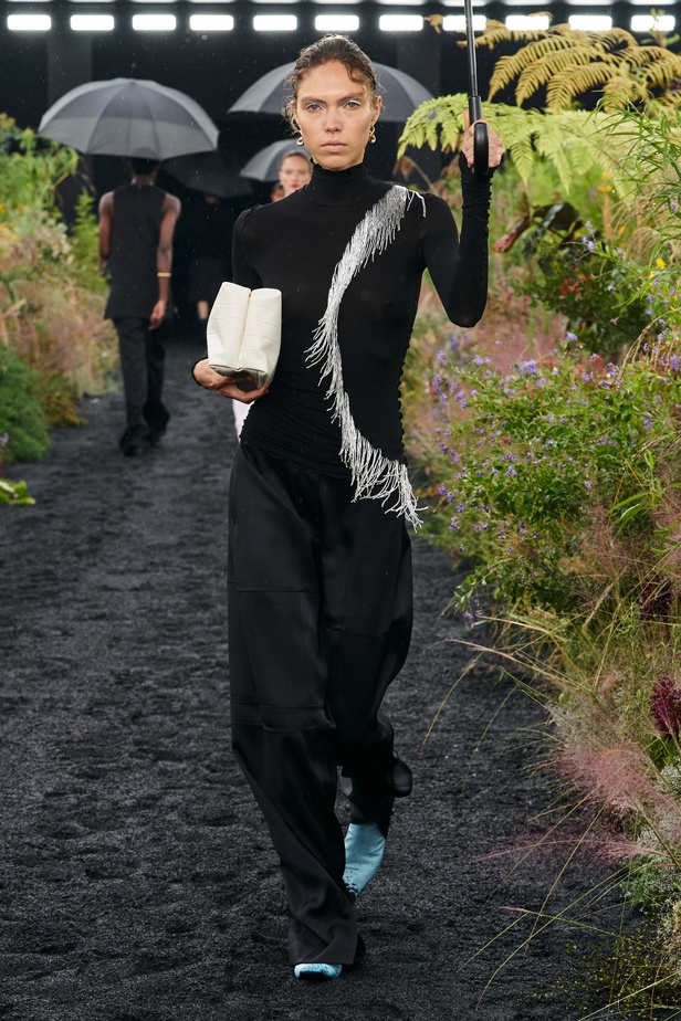  مجموعة Jil Sander لربيع وصيف 2023 لمسة البريق المناسبة للإطلالة العملية 