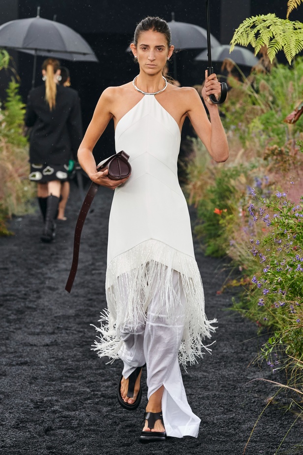  مجموعة Jil Sander لربيع وصيف 2023 لمسة البريق المناسبة للإطلالة العملية 