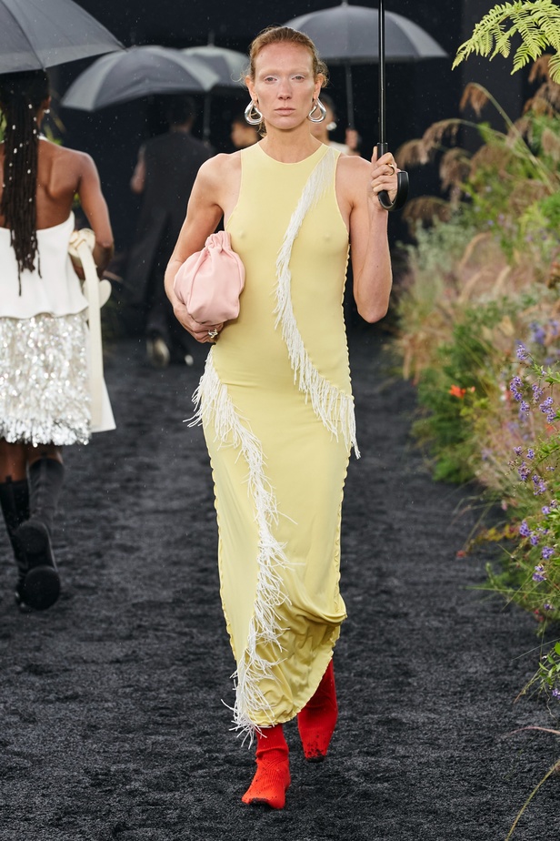  مجموعة Jil Sander لربيع وصيف 2023 لمسة البريق المناسبة للإطلالة العملية 