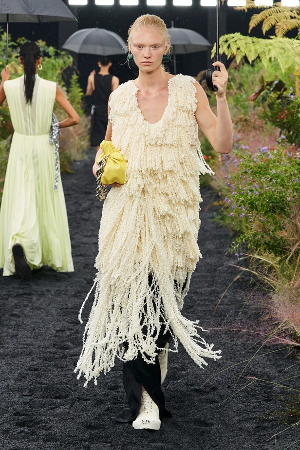  مجموعة Jil Sander لربيع وصيف 2023 لمسة البريق المناسبة للإطلالة العملية 