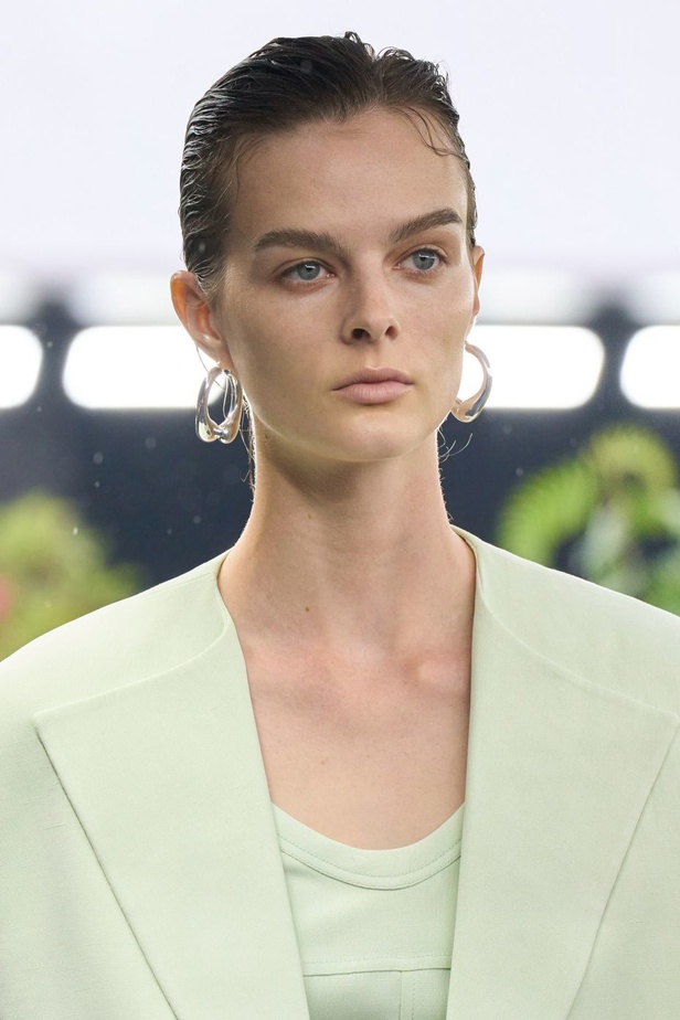  مجموعة Jil Sander لربيع وصيف 2023 لمسة البريق المناسبة للإطلالة العملية 