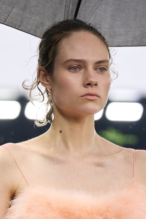  مجموعة Jil Sander لربيع وصيف 2023 لمسة البريق المناسبة للإطلالة العملية 