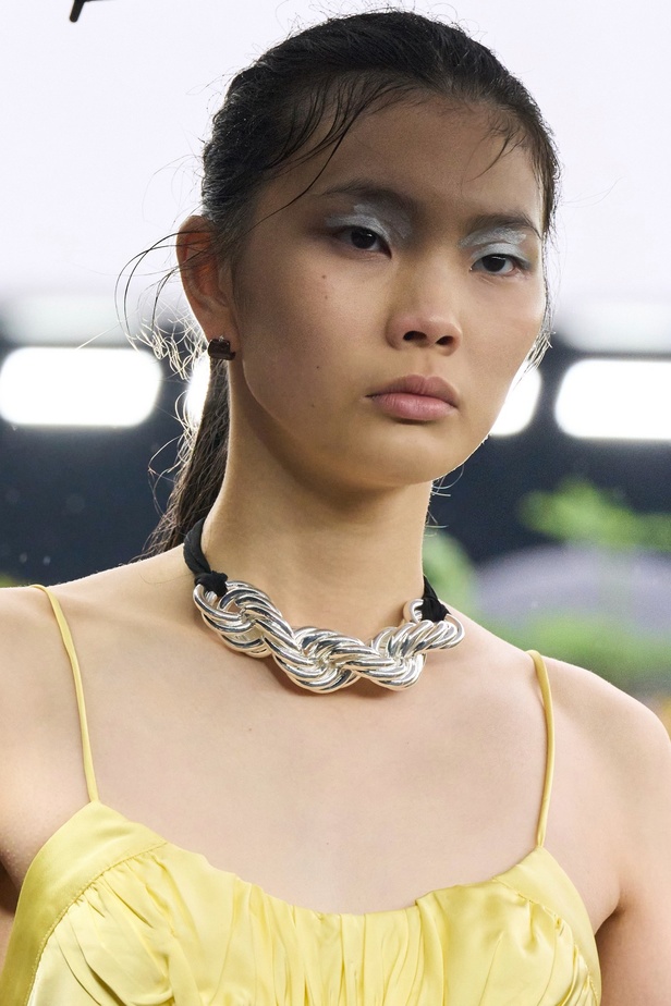  مجموعة Jil Sander لربيع وصيف 2023 لمسة البريق المناسبة للإطلالة العملية 