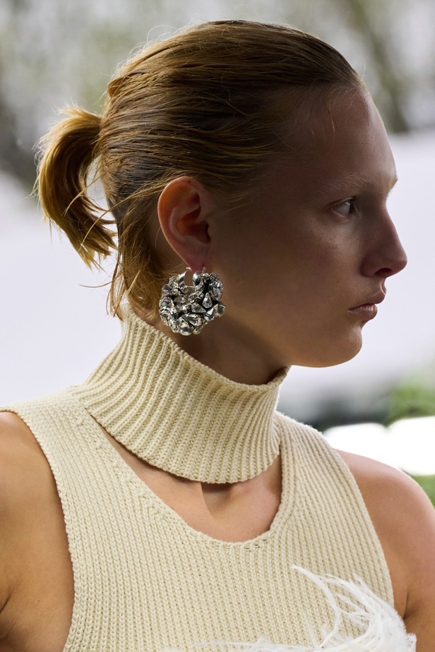  مجموعة Jil Sander لربيع وصيف 2023 لمسة البريق المناسبة للإطلالة العملية 