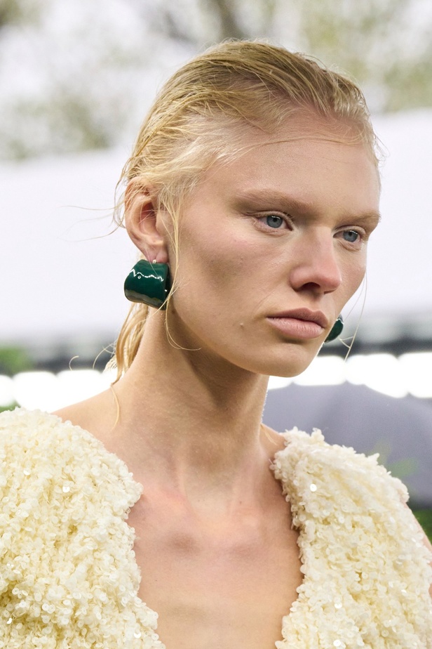  مجموعة Jil Sander لربيع وصيف 2023 لمسة البريق المناسبة للإطلالة العملية 