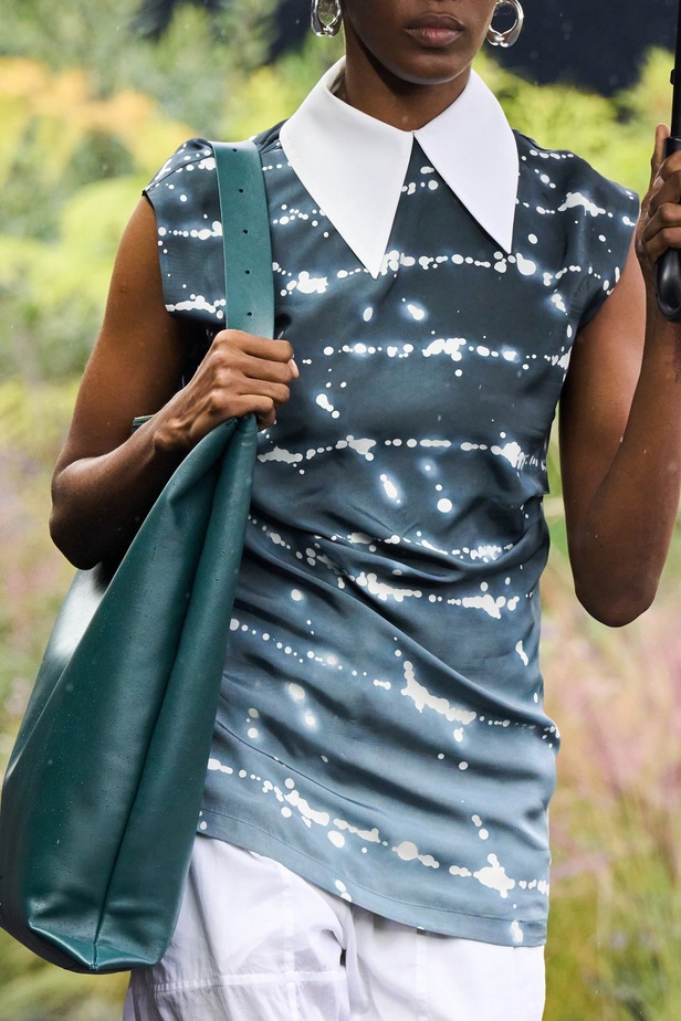  مجموعة Jil Sander لربيع وصيف 2023 لمسة البريق المناسبة للإطلالة العملية 