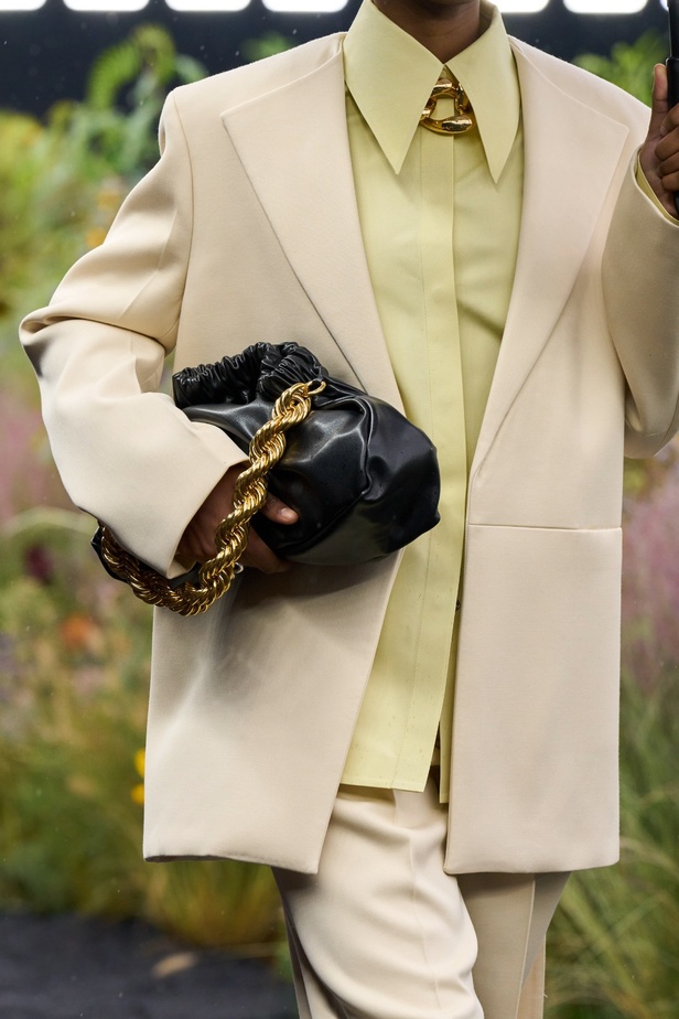  مجموعة Jil Sander لربيع وصيف 2023 لمسة البريق المناسبة للإطلالة العملية 