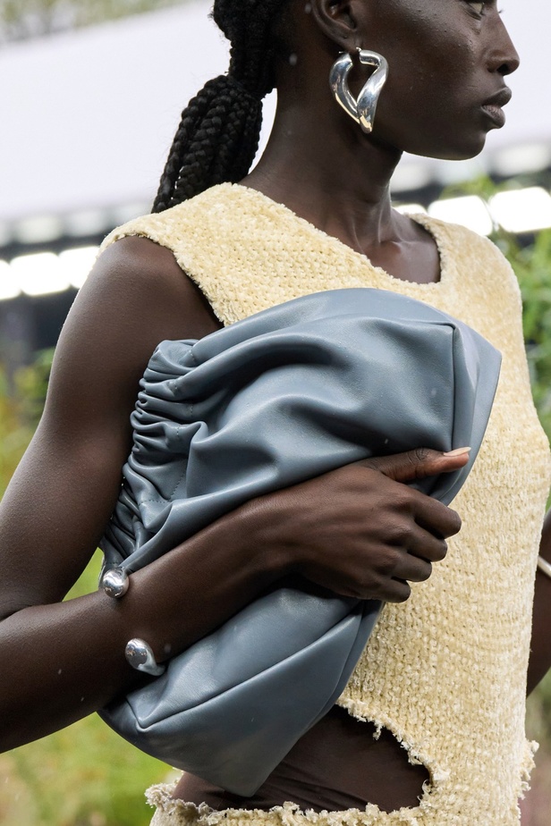  مجموعة Jil Sander لربيع وصيف 2023 لمسة البريق المناسبة للإطلالة العملية 