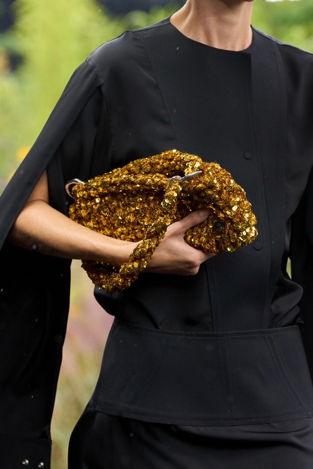  مجموعة Jil Sander لربيع وصيف 2023 لمسة البريق المناسبة للإطلالة العملية 