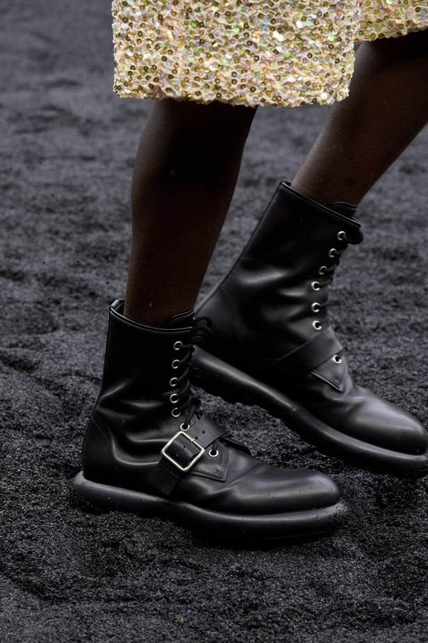  مجموعة Jil Sander لربيع وصيف 2023 لمسة البريق المناسبة للإطلالة العملية 