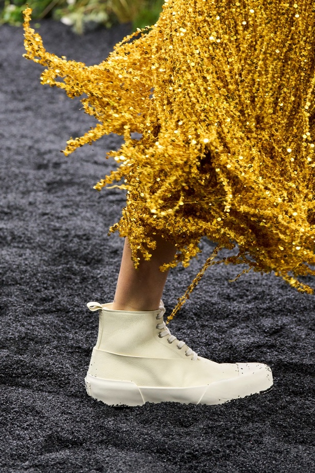  مجموعة Jil Sander لربيع وصيف 2023 لمسة البريق المناسبة للإطلالة العملية 