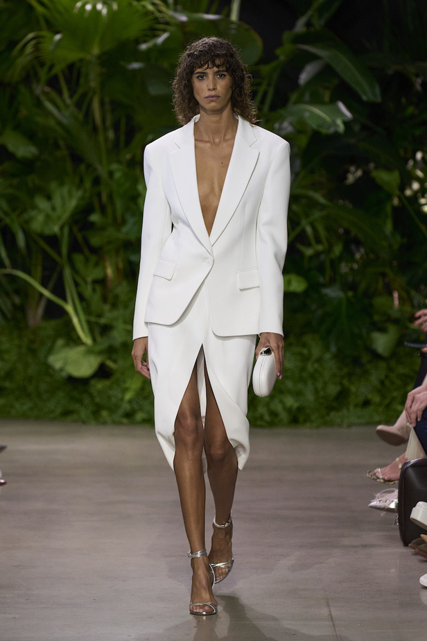 من مجموعة مايكل كورس لربيع وصيف 2023