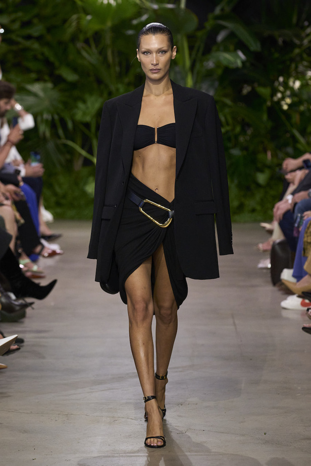 من مجموعة مايكل كورس لربيع وصيف 2023