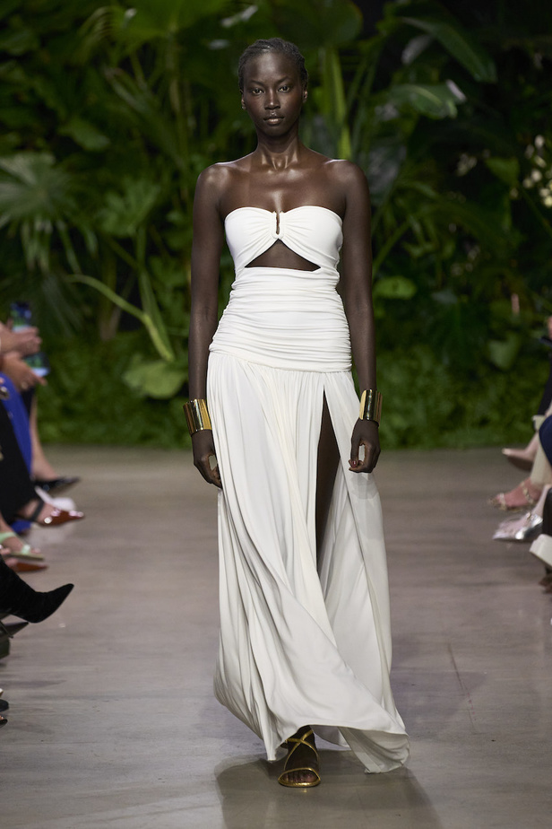 من مجموعة مايكل كورس لربيع وصيف 2023