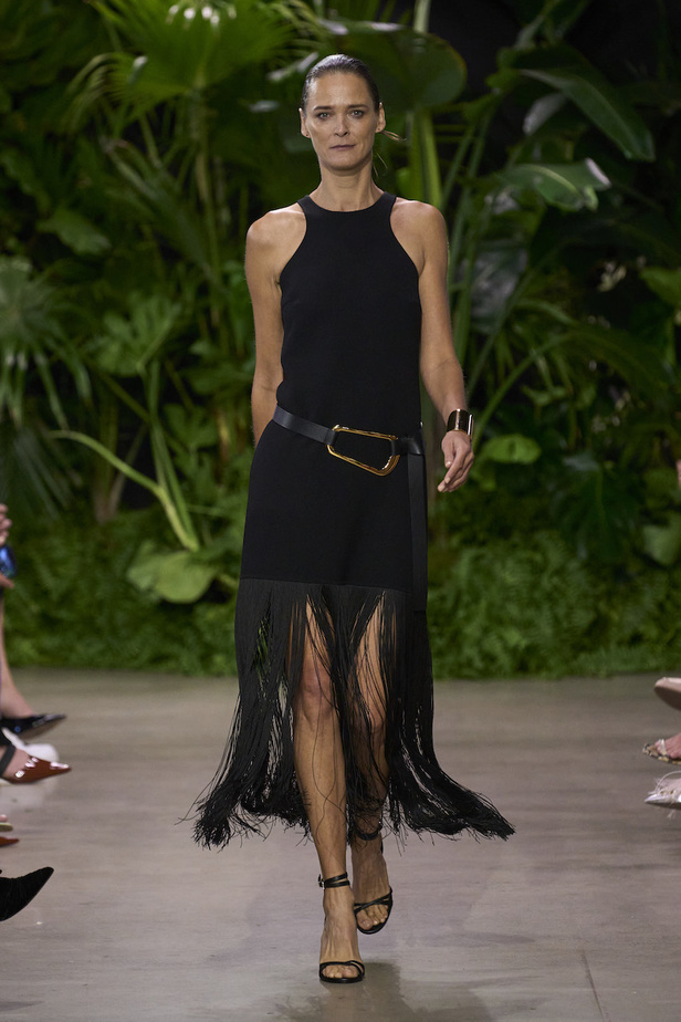 من مجموعة مايكل كورس لربيع وصيف 2023