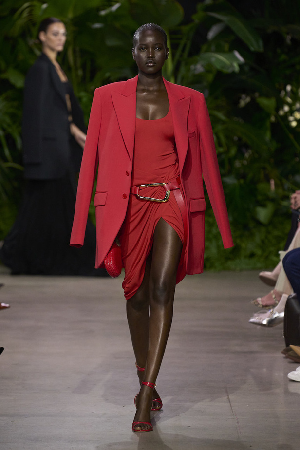 من مجموعة مايكل كورس لربيع وصيف 2023