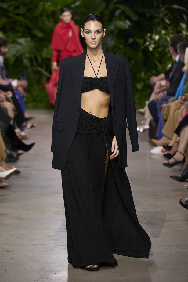 من مجموعة مايكل كورس لربيع وصيف 2023