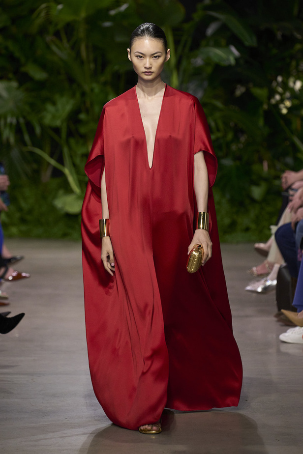 من مجموعة مايكل كورس لربيع وصيف 2023