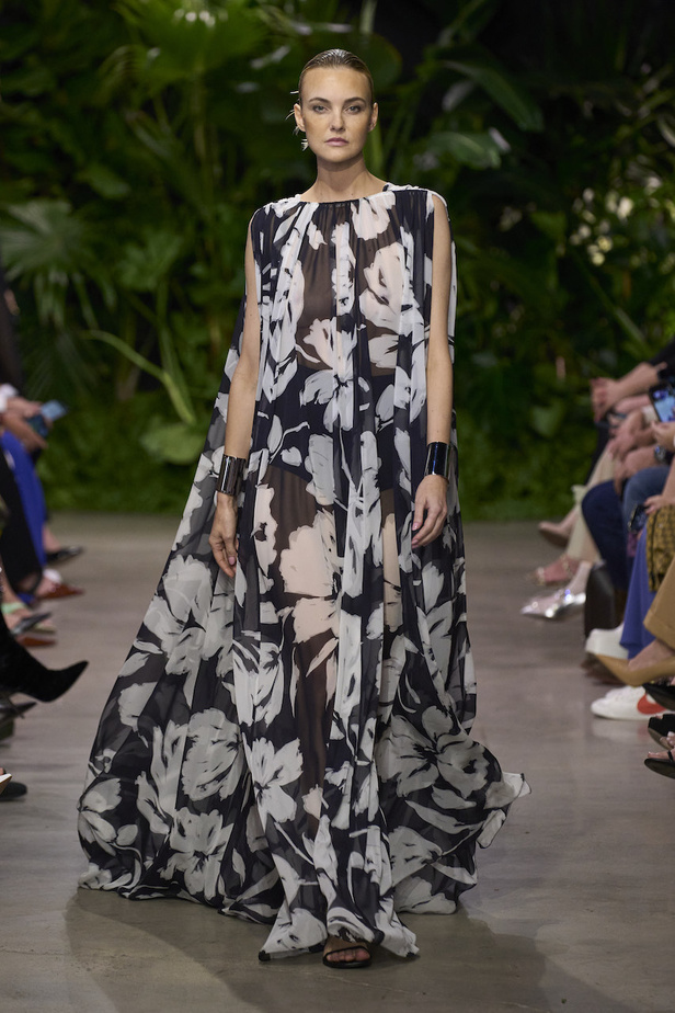 من مجموعة مايكل كورس لربيع وصيف 2023