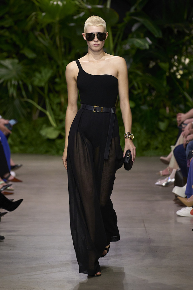 من مجموعة مايكل كورس لربيع وصيف 2023